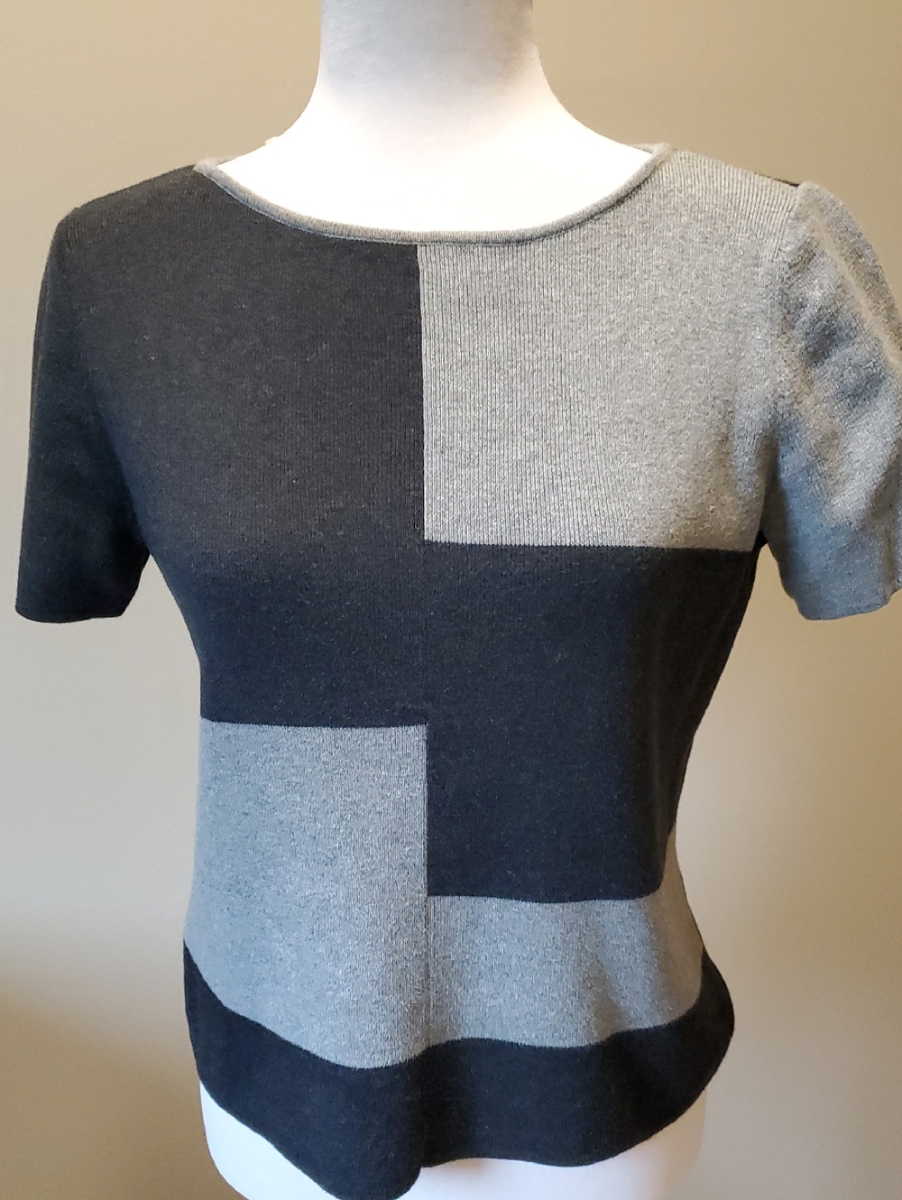 Geo Colorblock Short Sleeve Knit Top in Black & Gray